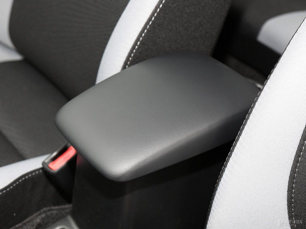 天際白YARiS L 致炫X座椅內飾圖片