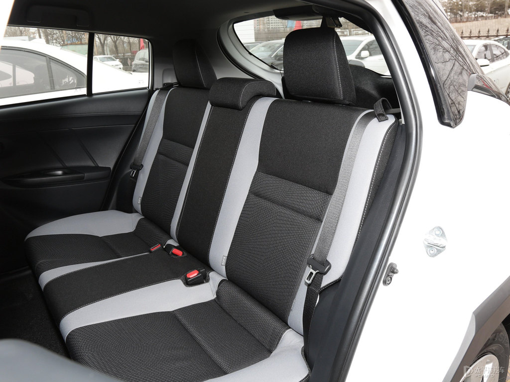 天際白YARiS L 致炫X座椅內(nèi)飾圖片