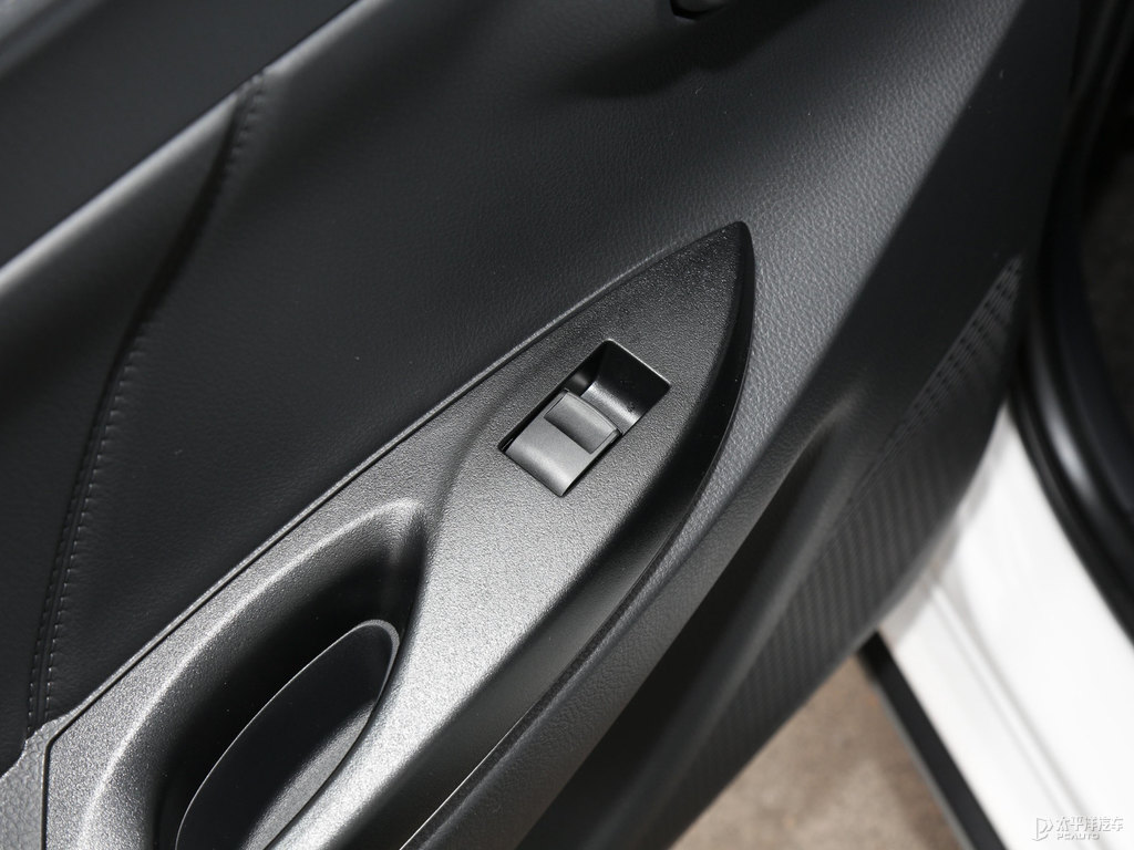 天際白YARiS L 致炫X車廂內(nèi)飾圖片