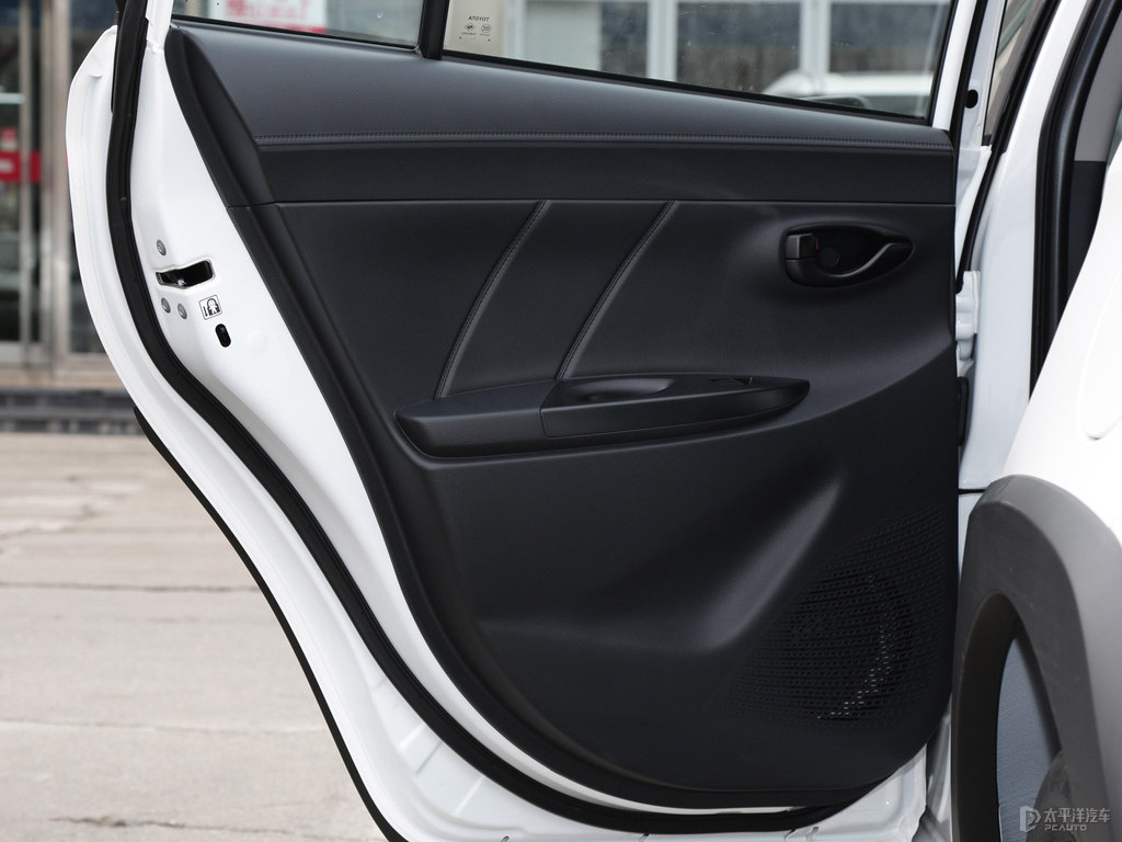 天際白YARiS L 致炫X車廂內(nèi)飾圖片