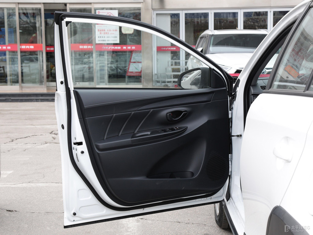 天際白YARiS L 致炫X車廂內(nèi)飾圖片