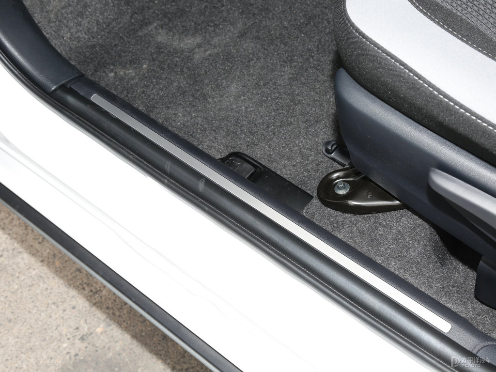 天際白YARiS L 致炫X車廂內(nèi)飾圖片