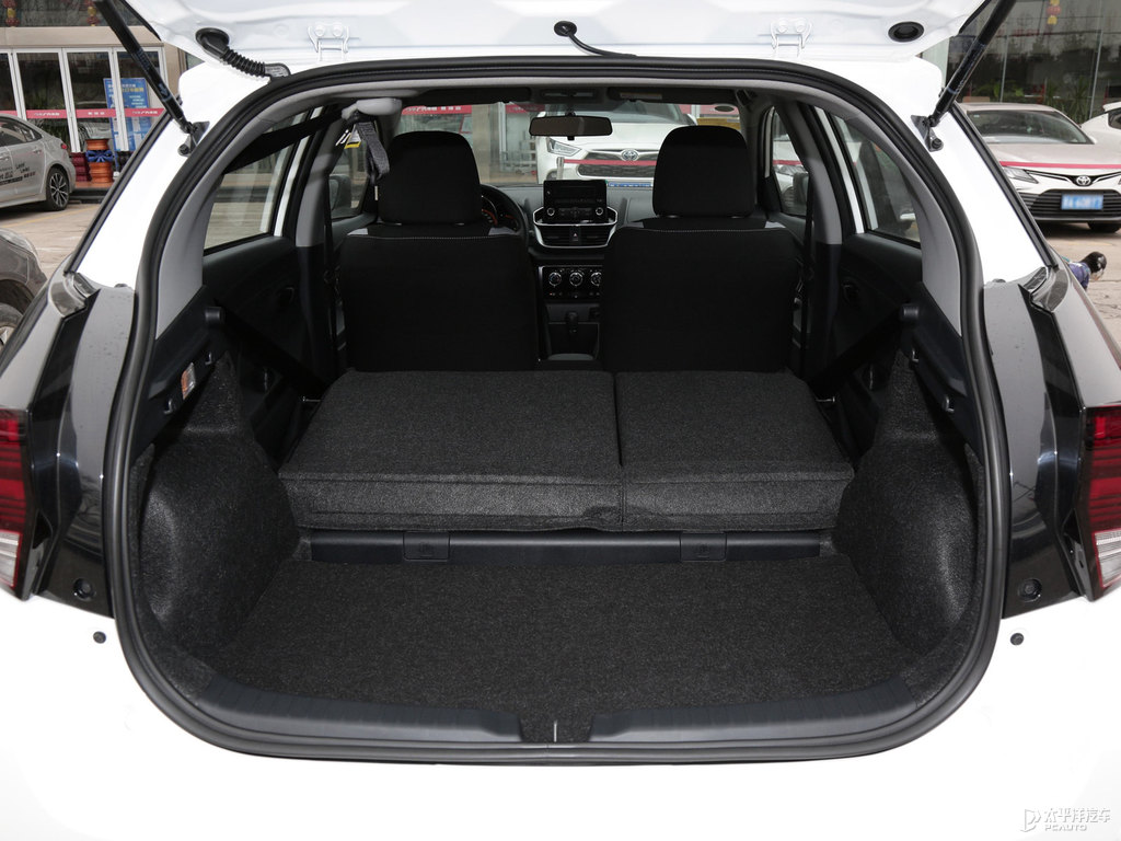 天際白YARiS L 致炫X后備廂空間圖片