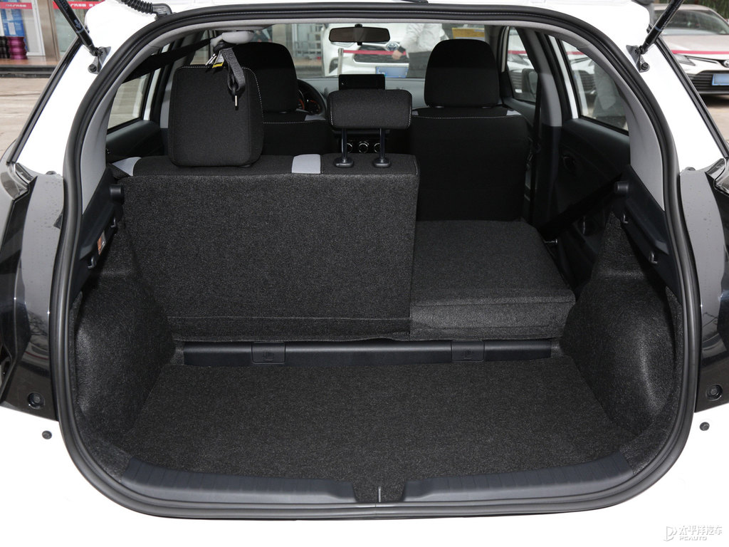 天際白YARiS L 致炫X后備廂空間圖片