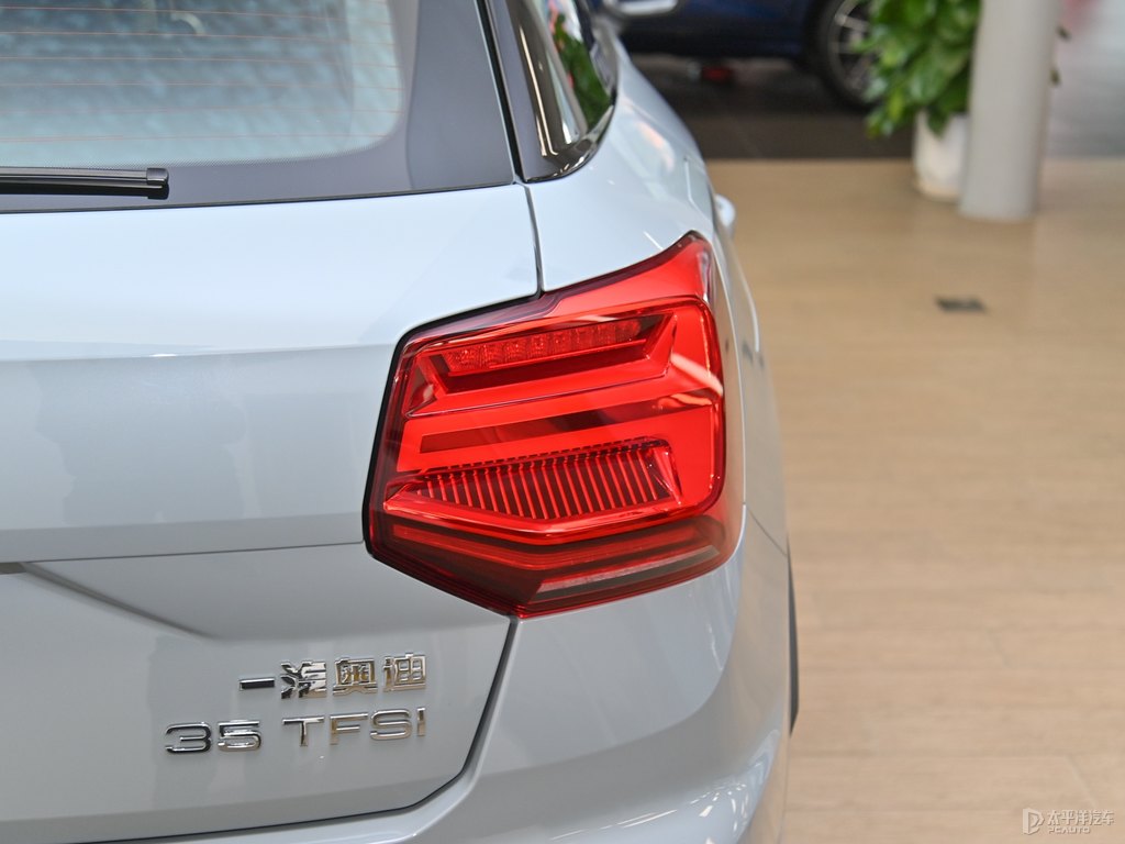 飛箭灰奧迪Q2L車尾外觀圖片