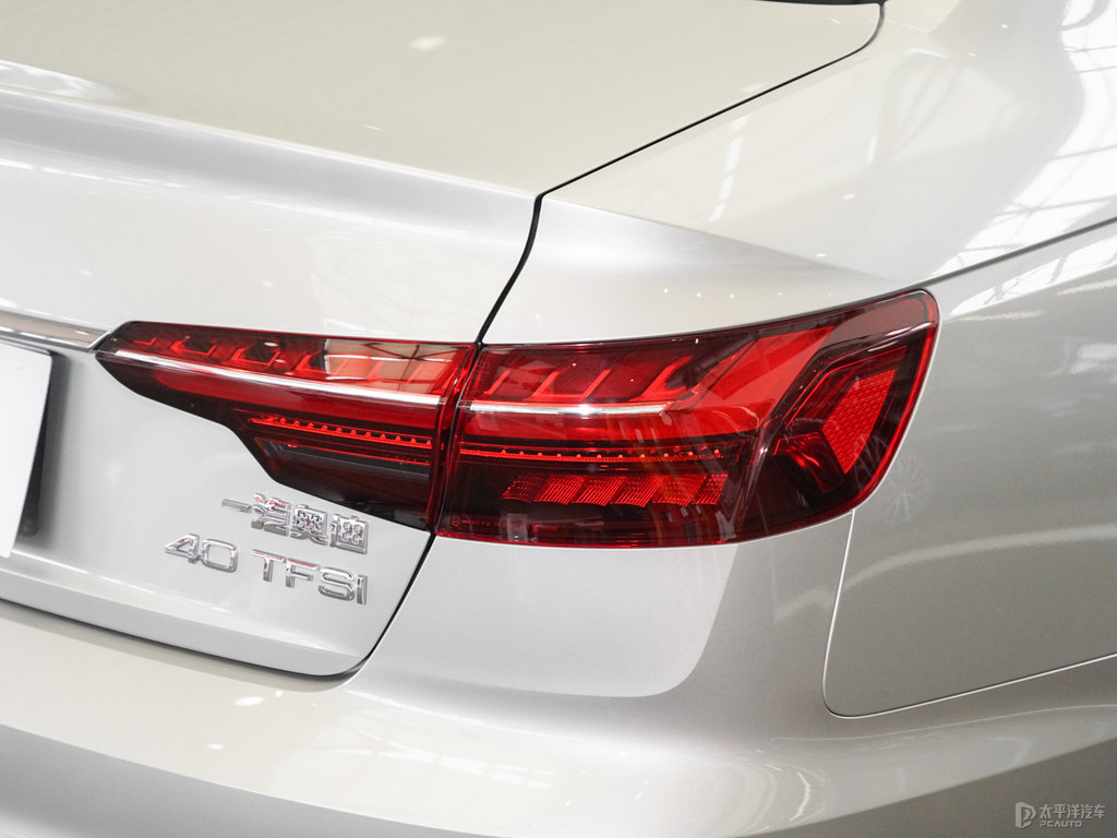 白金色奧迪A4L車尾外觀圖片