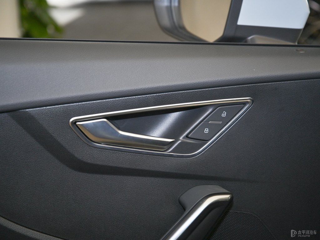 飛箭灰奧迪Q2L車廂內(nèi)飾圖片