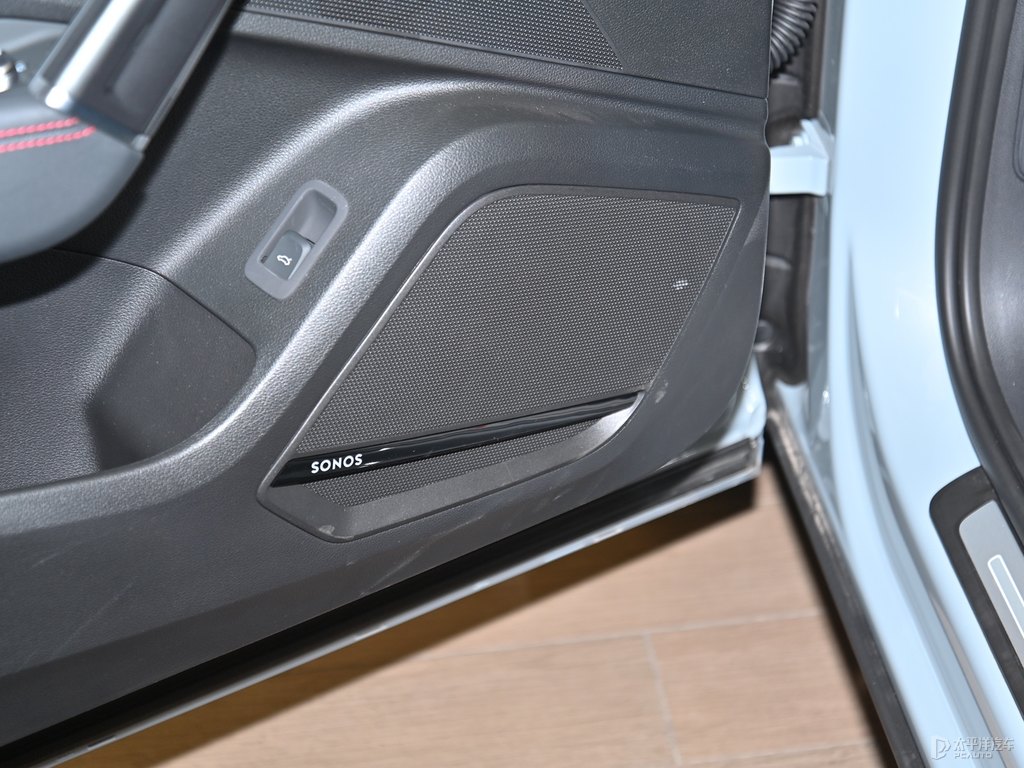 飛箭灰奧迪Q2L車廂內(nèi)飾圖片
