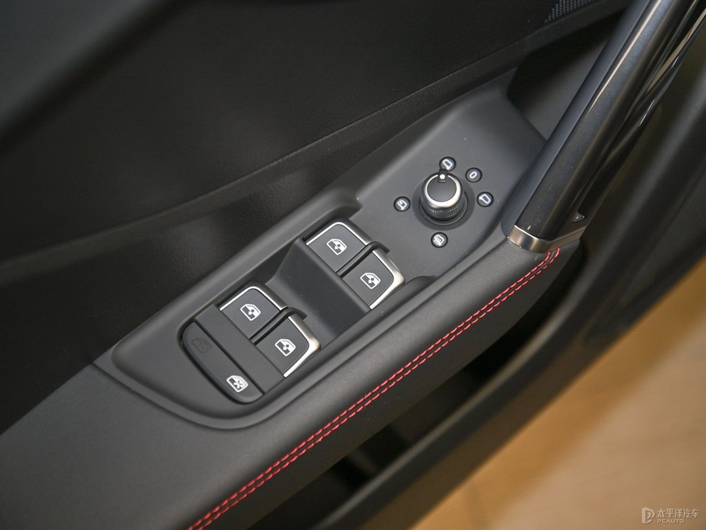 飛箭灰奧迪Q2L車廂內(nèi)飾圖片