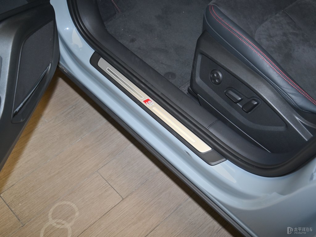 飛箭灰奧迪Q2L車廂內(nèi)飾圖片