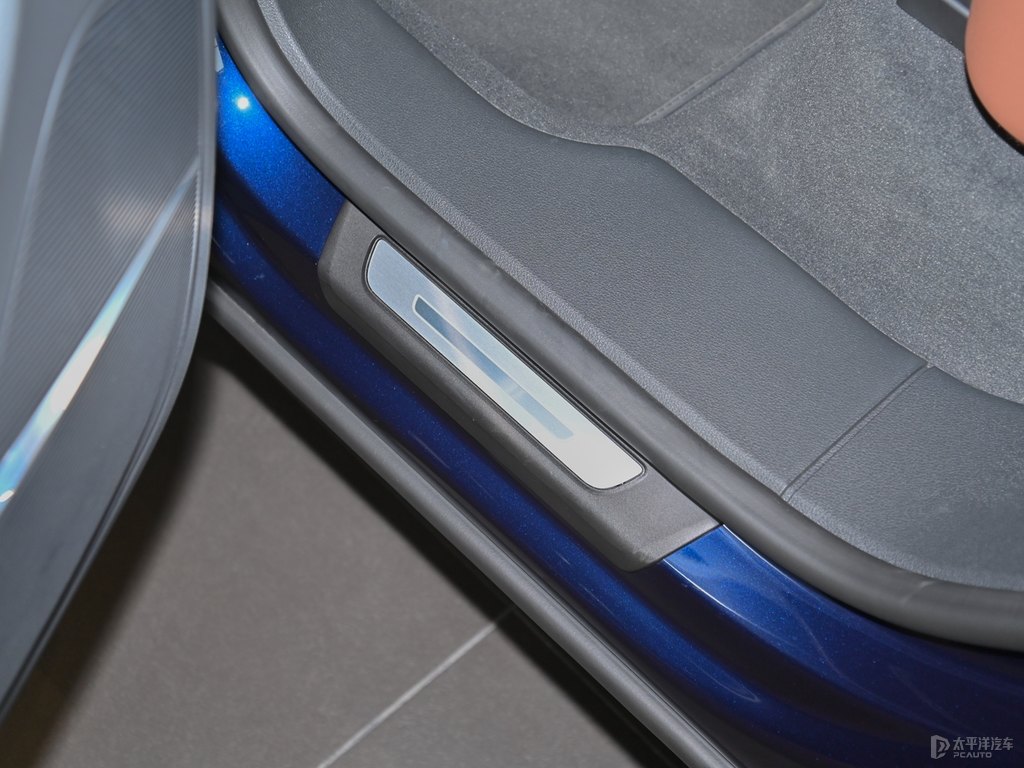 納瓦拉藍(lán)奧迪Q8車(chē)廂內(nèi)飾圖片