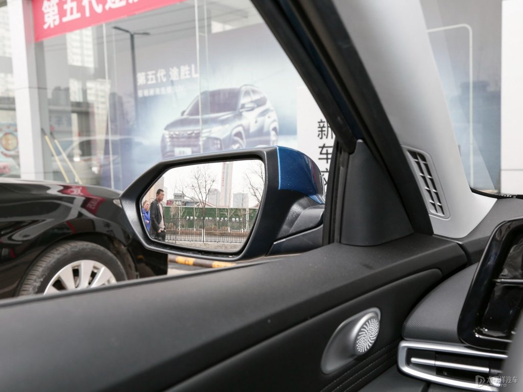 冰海藍(lán)伊蘭特車(chē)身外觀圖片