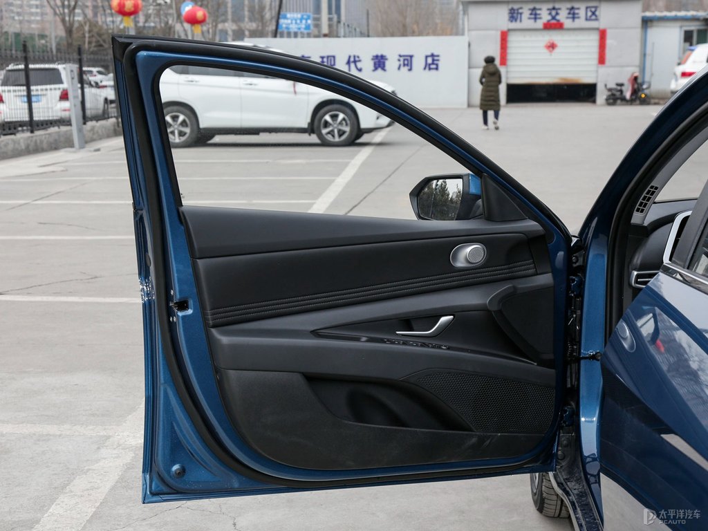 冰海藍(lán)伊蘭特車廂內(nèi)飾圖片