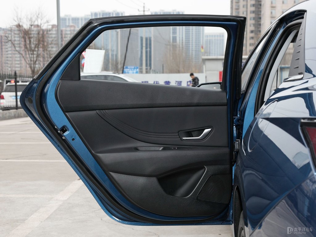 冰海藍伊蘭特車廂內飾圖片