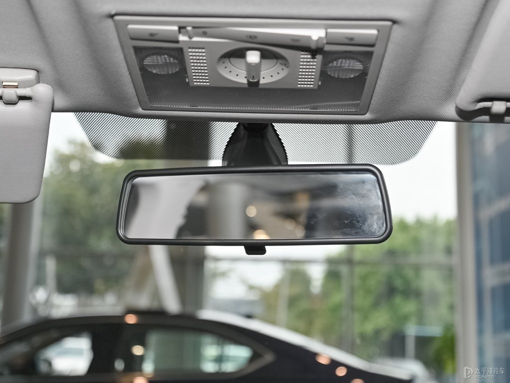 摩登金柯米克車廂內(nèi)飾圖片