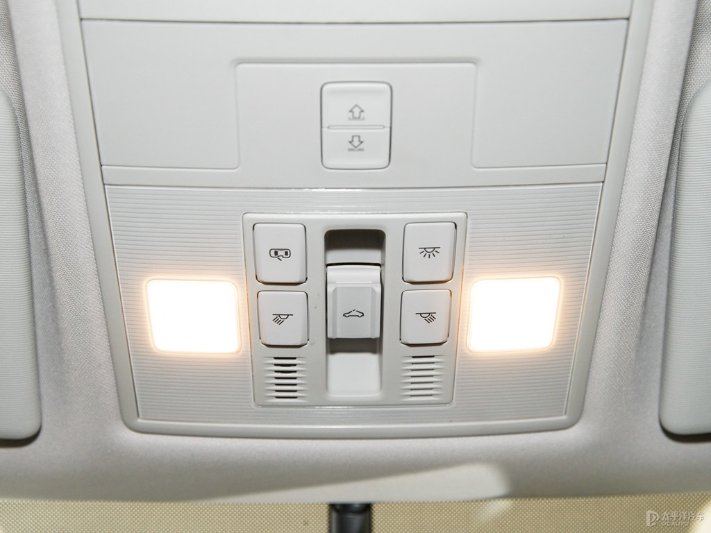 冰雪白柯迪亞克車廂內(nèi)飾圖片