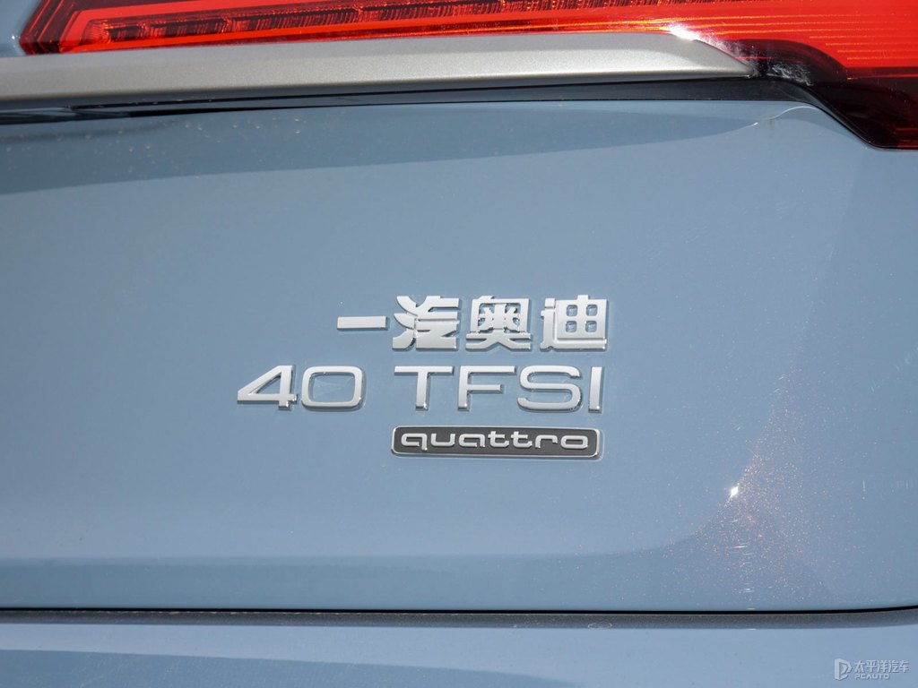 凱莫拉灰奧迪Q5L Sportback車尾外觀圖片