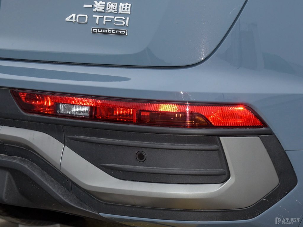 凱莫拉灰奧迪Q5L Sportback車尾外觀圖片
