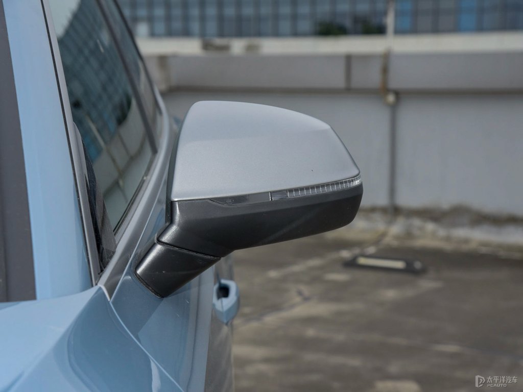 凱莫拉灰奧迪Q5L Sportback車身外觀圖片