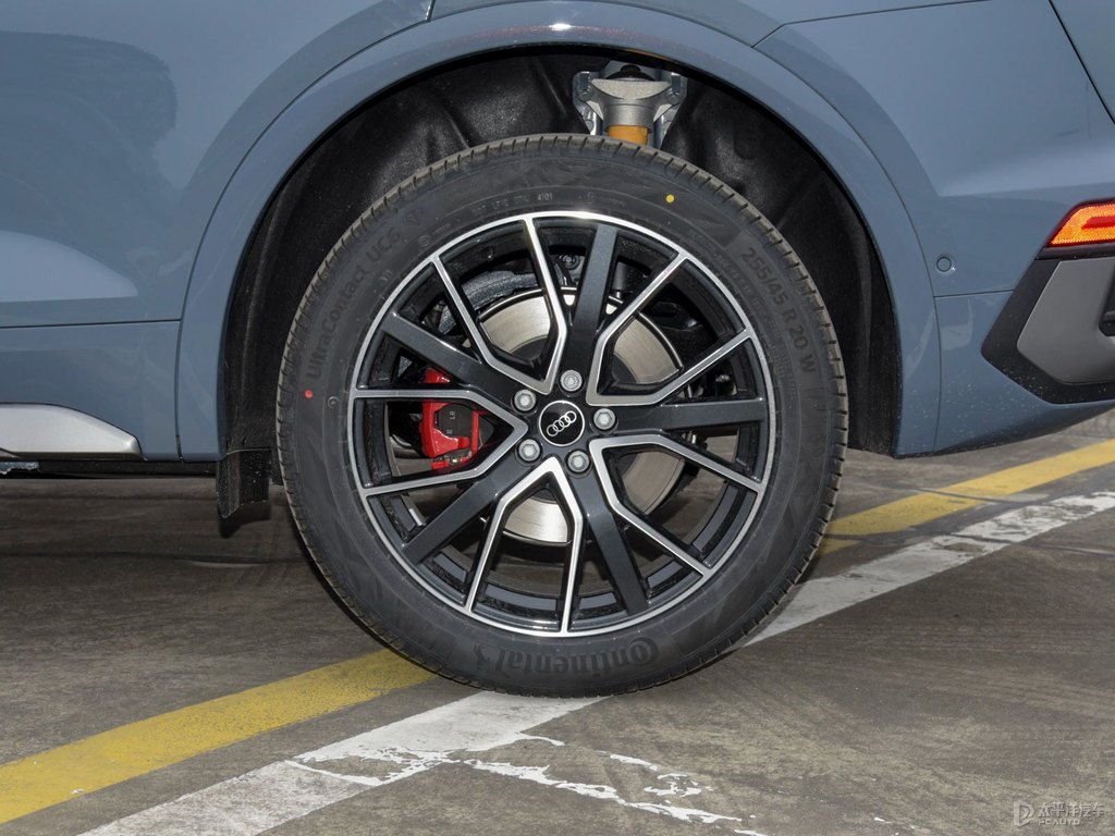 凱莫拉灰?jiàn)W迪Q5L Sportback車身外觀圖片