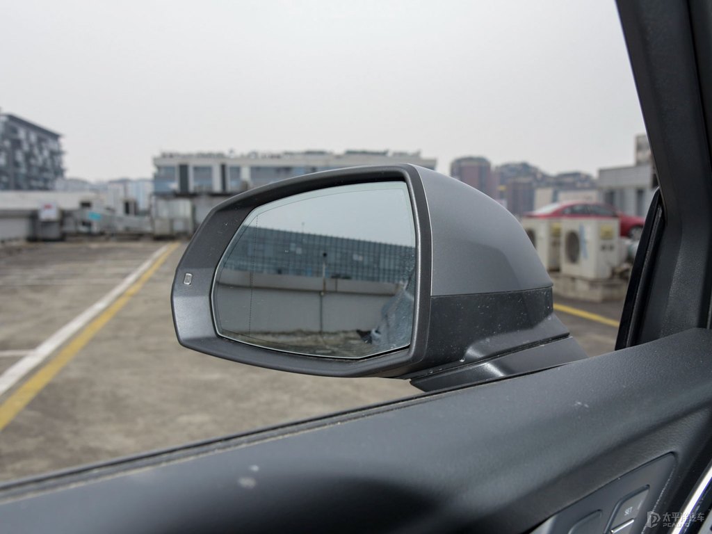 凱莫拉灰?jiàn)W迪Q5L Sportback車(chē)身外觀圖片