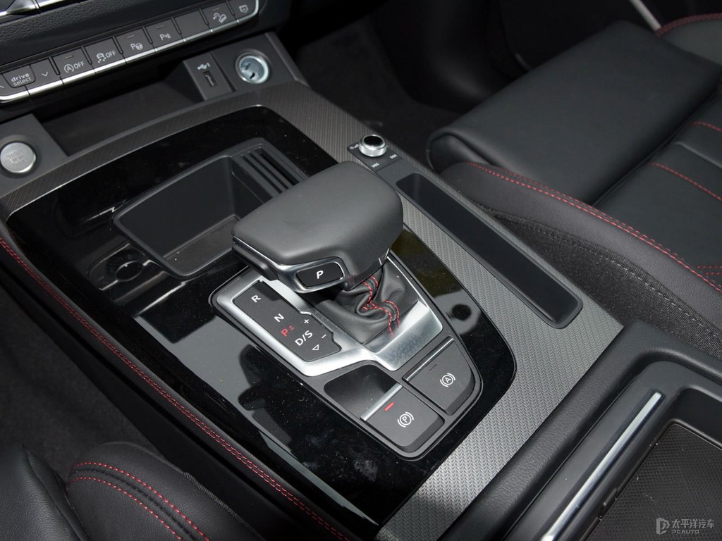 凱莫拉灰?jiàn)W迪Q5L Sportback中控內(nèi)飾圖片