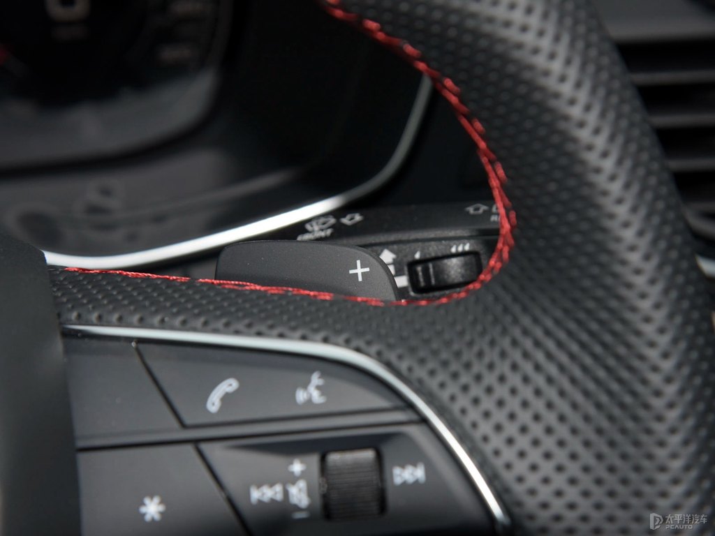 凱莫拉灰奧迪Q5L Sportback中控內(nèi)飾圖片
