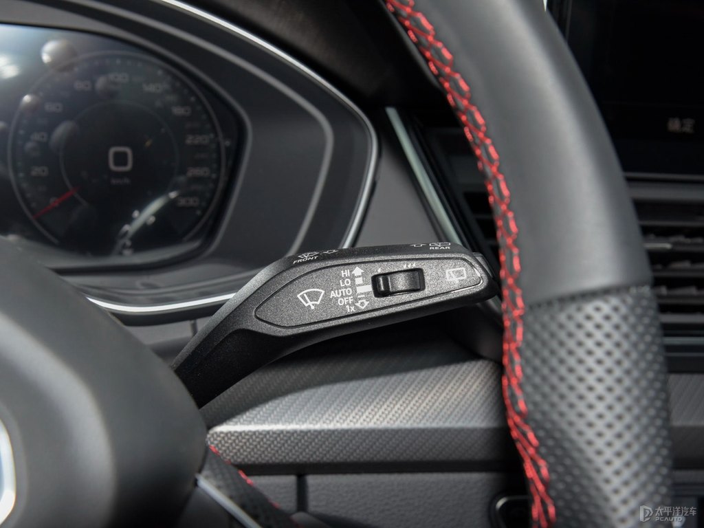 凱莫拉灰?jiàn)W迪Q5L Sportback中控內(nèi)飾圖片