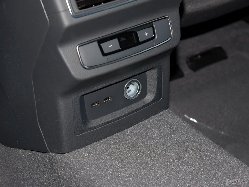 凱莫拉灰奧迪Q5L Sportback座椅內(nèi)飾圖片