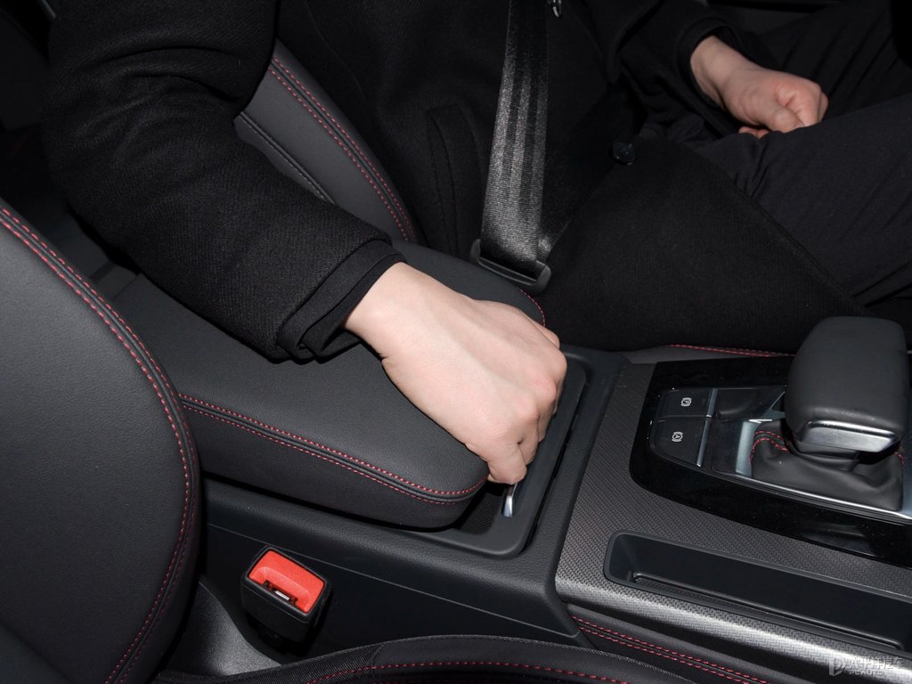 凱莫拉灰奧迪Q5L Sportback駕乘空間空間圖片