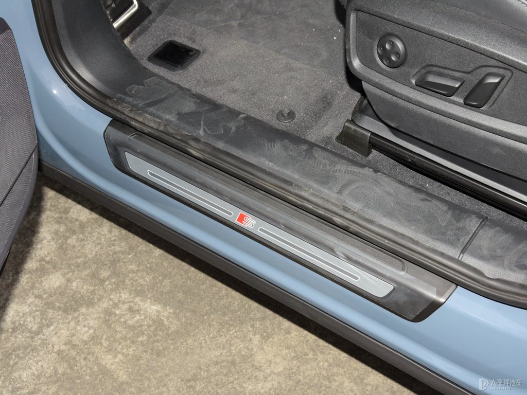 凱莫拉灰奧迪Q5L Sportback車廂內(nèi)飾圖片