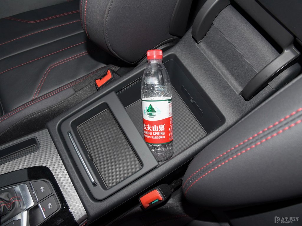 凱莫拉灰奧迪Q5L Sportback儲物空間空間圖片