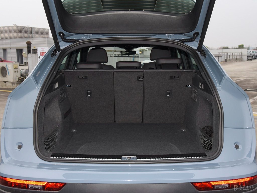 凱莫拉灰奧迪Q5L Sportback后備廂空間圖片