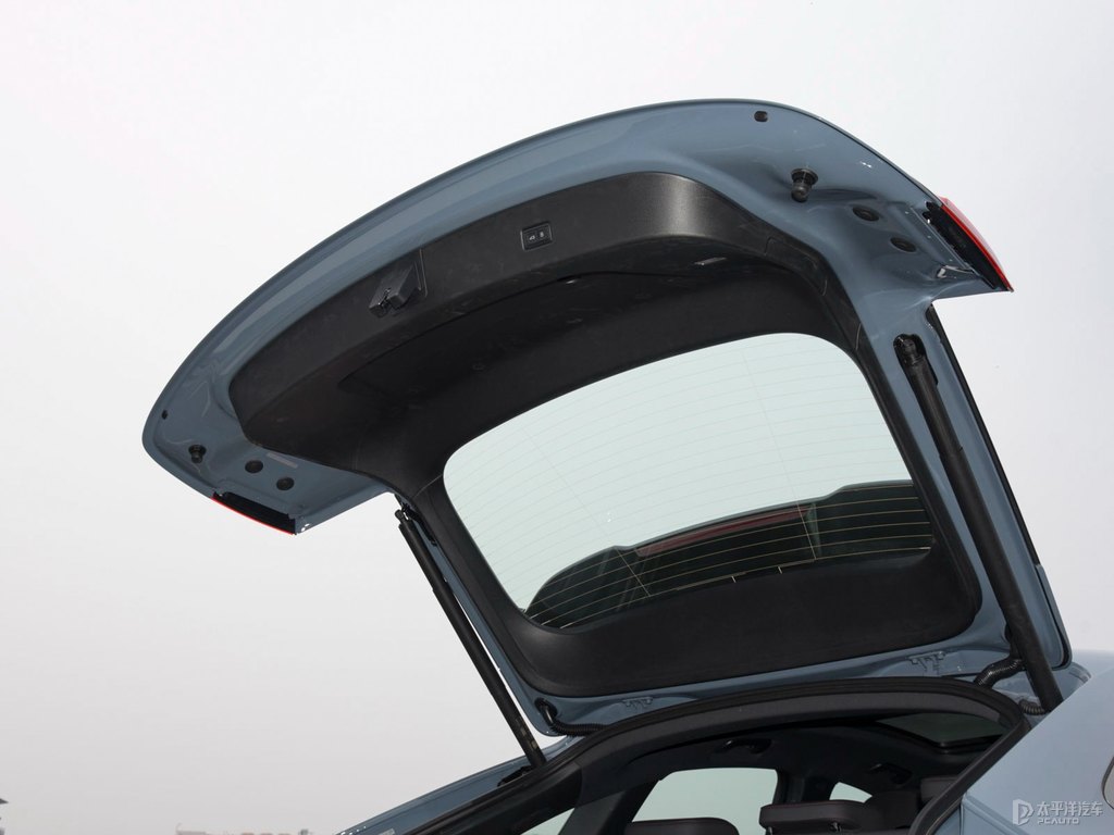 凱莫拉灰?jiàn)W迪Q5L Sportback后備廂空間圖片