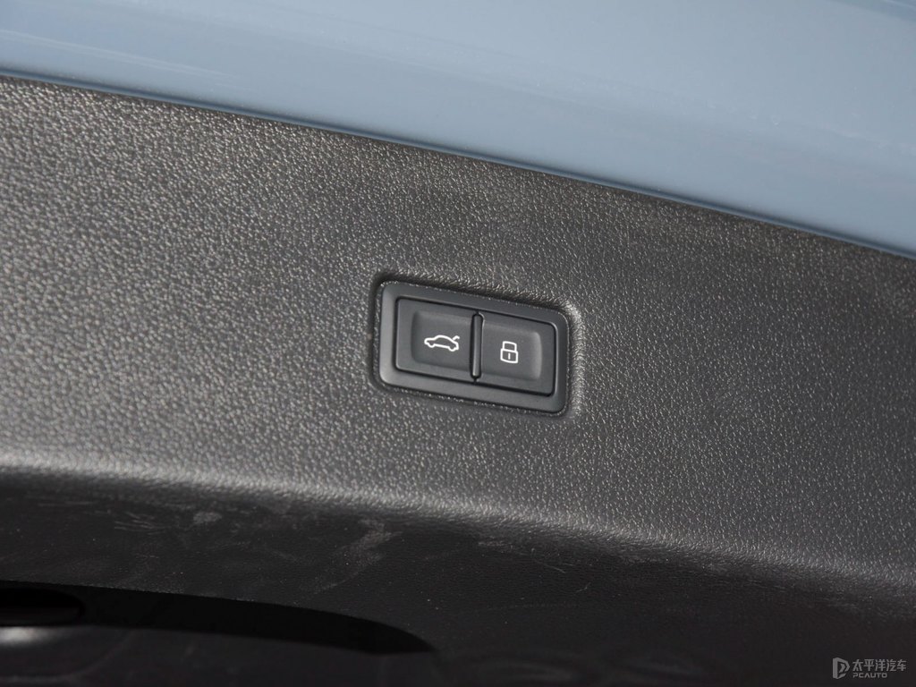 凱莫拉灰奧迪Q5L Sportback后備廂空間圖片