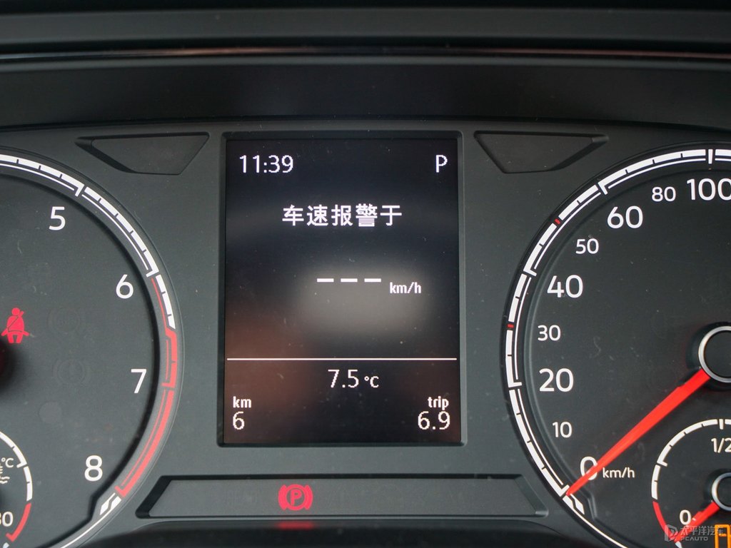 極地白大眾Polo中控內(nèi)飾圖片