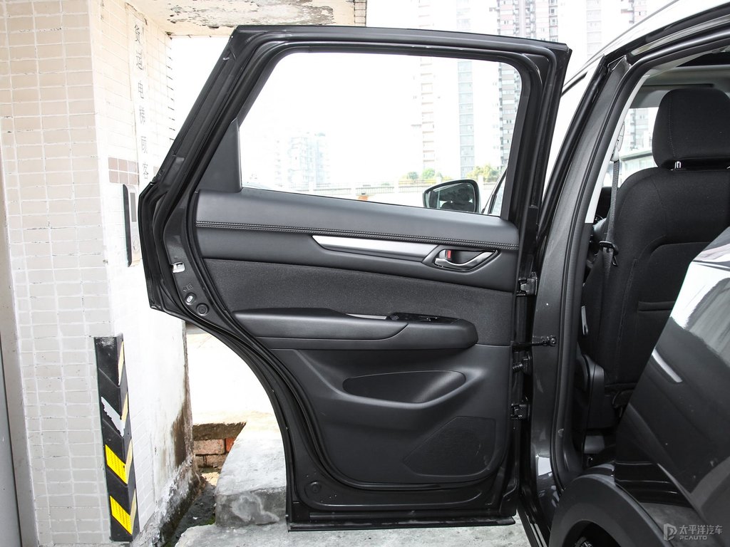 鉑鋼灰馬自達CX-5車廂內(nèi)飾圖片
