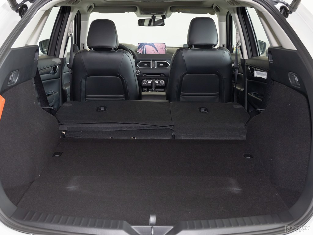 珠光白馬自達CX-5后備廂空間圖片