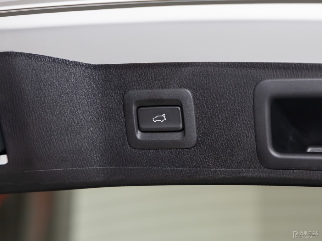 珠光白馬自達CX-5后備廂空間圖片