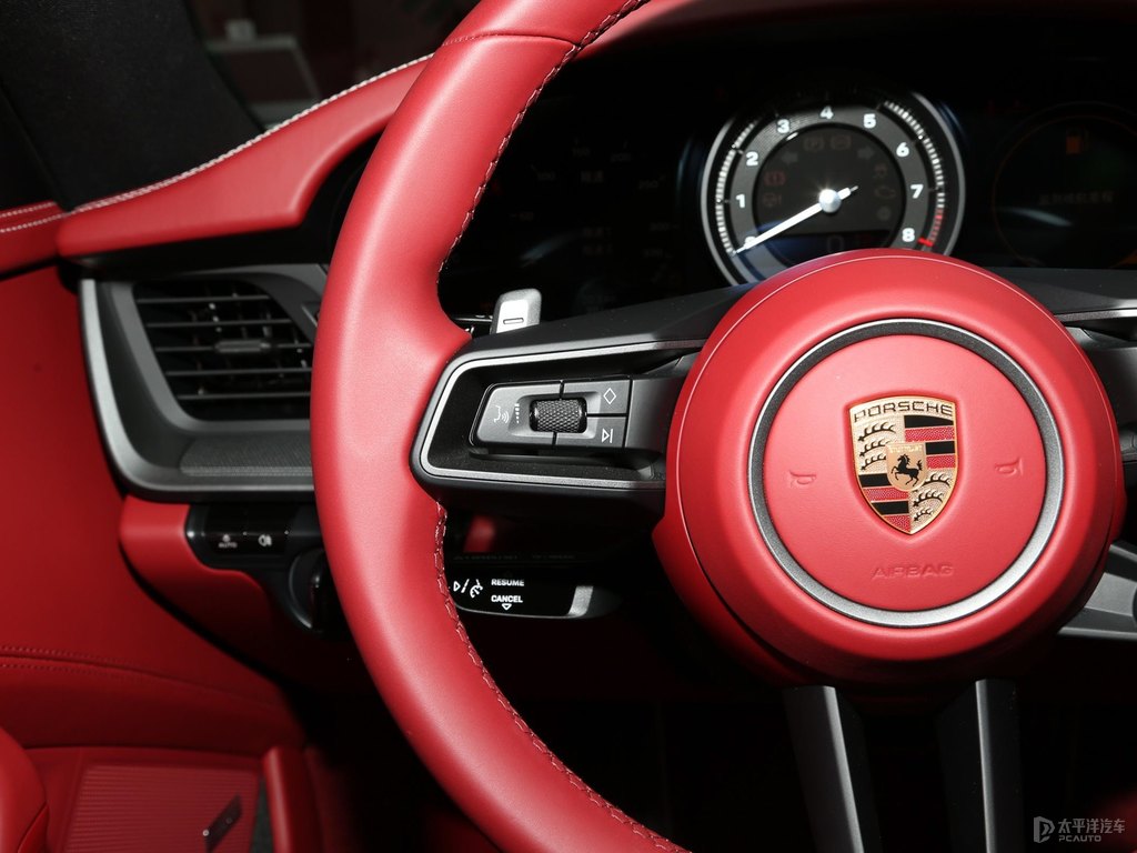 細花白保時捷911中控內(nèi)飾圖片