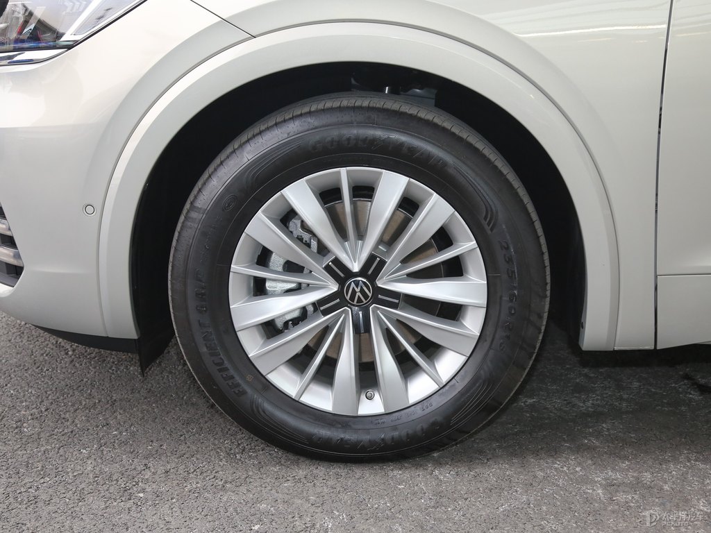 冰島銀威然車身外觀圖片