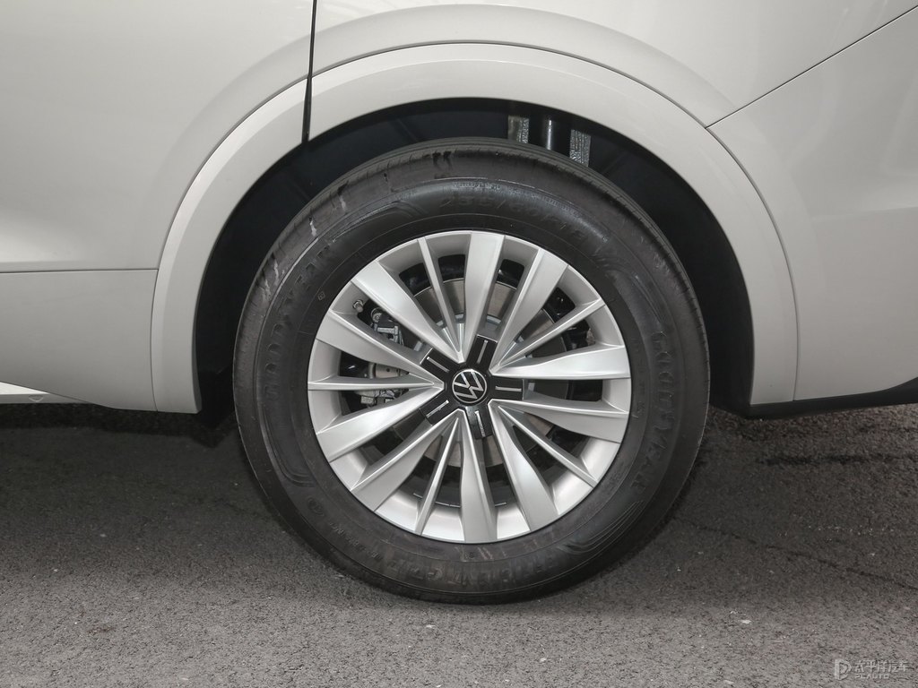 冰島銀威然車身外觀圖片