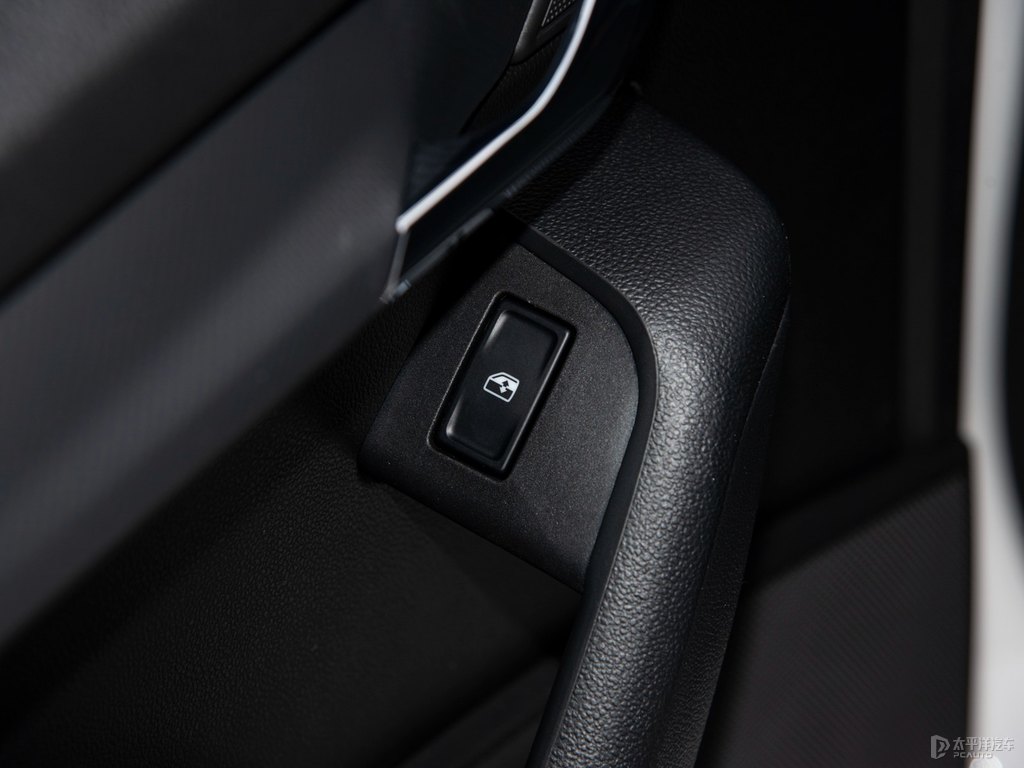 晶瑩白明銳車廂內(nèi)飾圖片