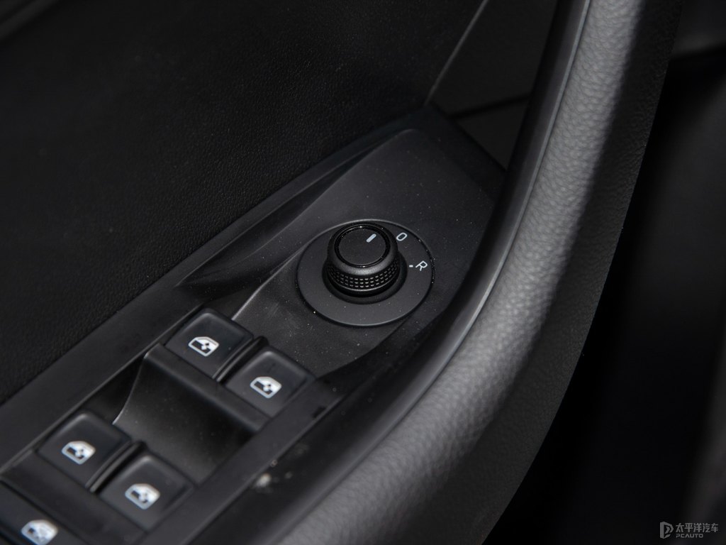 文藝白柯米克車廂內(nèi)飾圖片
