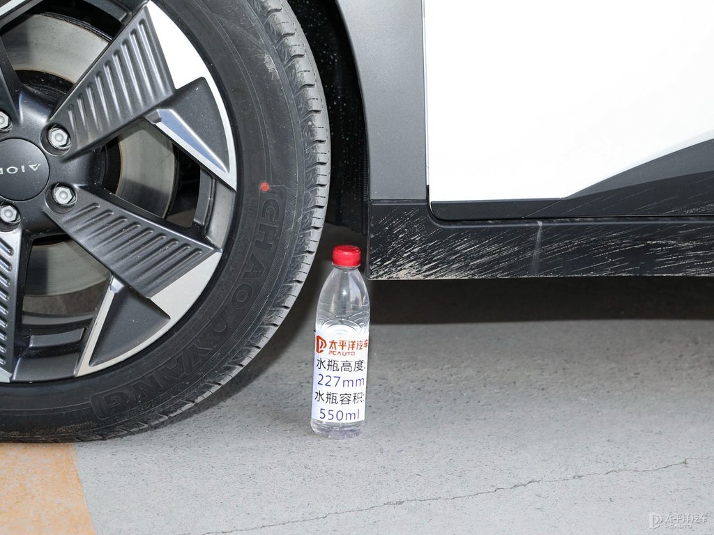 極地白AION Y車身外觀圖片