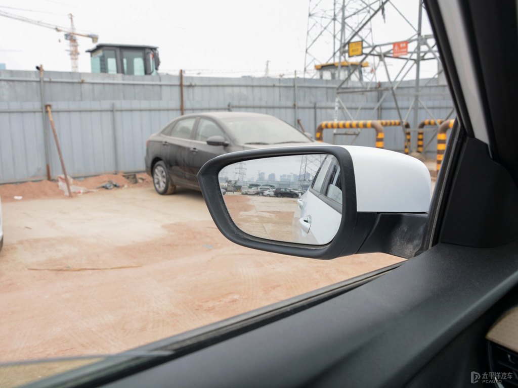 流云白科沃茲車身外觀圖片