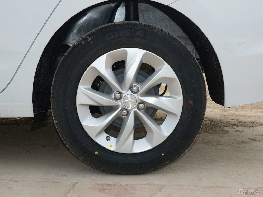 流云白科沃茲車身外觀圖片