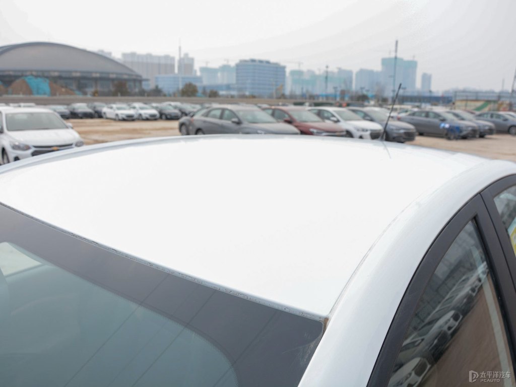 流云白科沃茲車身外觀圖片