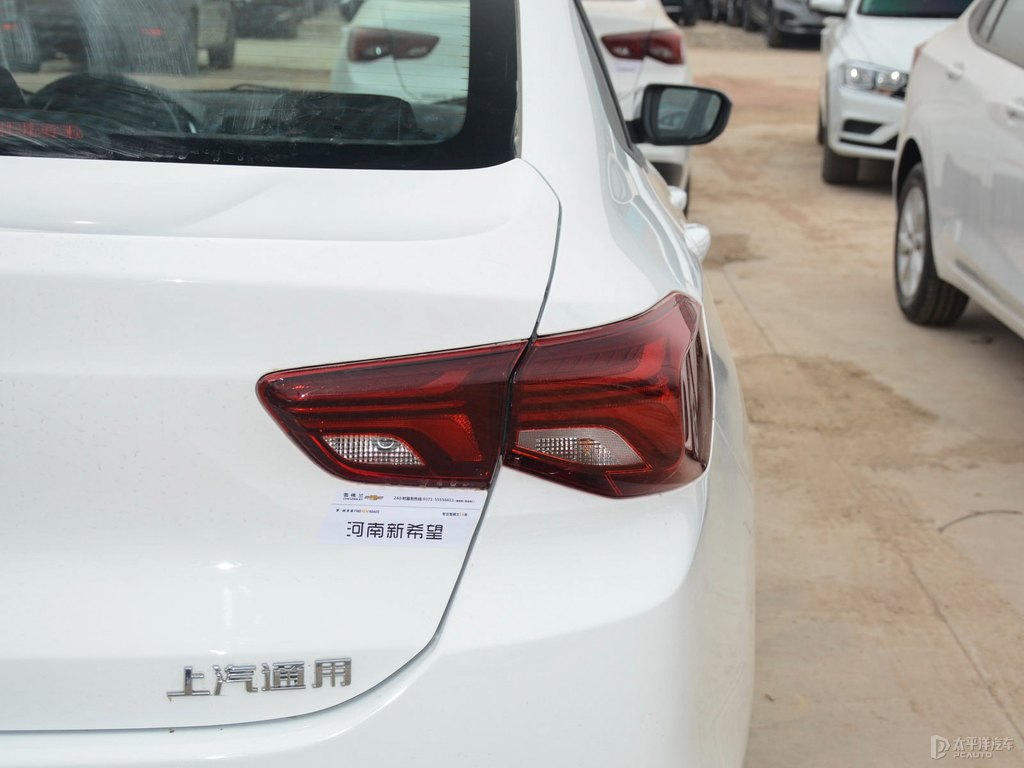 流云白科沃茲車尾外觀圖片