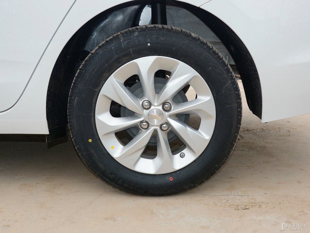 流云白科沃茲車身外觀圖片